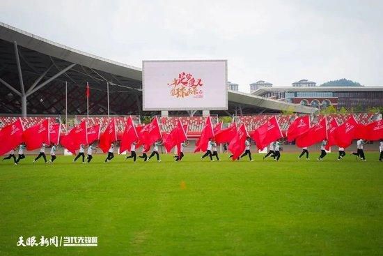 她大胆的风格打破了上世纪八九十年代人们对于女性单一的、刻板的印象，开启了中性风的先河，拓宽了女性的表现边界，使当时相对单一的女性柔美形象中多出了几份飒爽的豪气